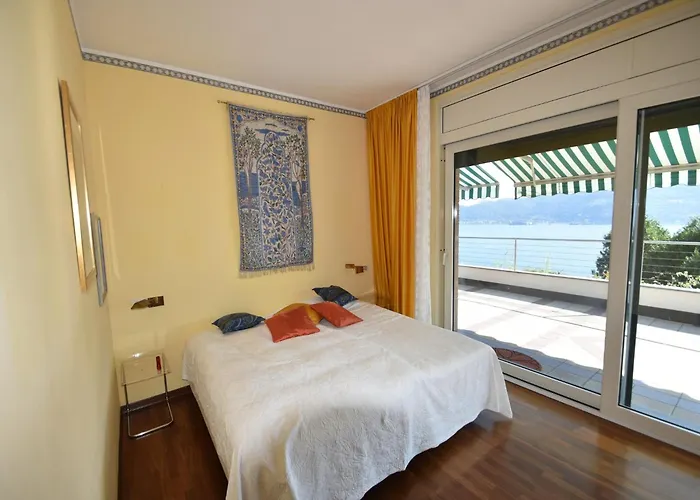 In Near And Islands Apartment *