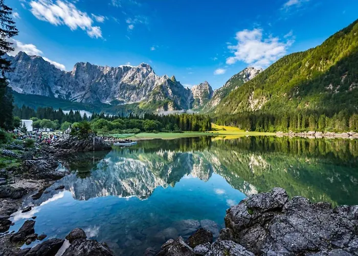 In Near And Islands Apartment *